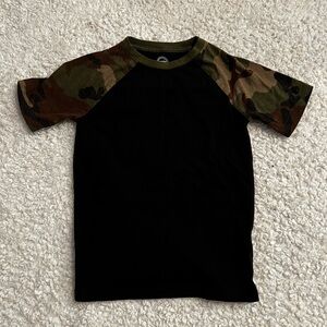 boys black/camo short sleeved T-shirt. size small.